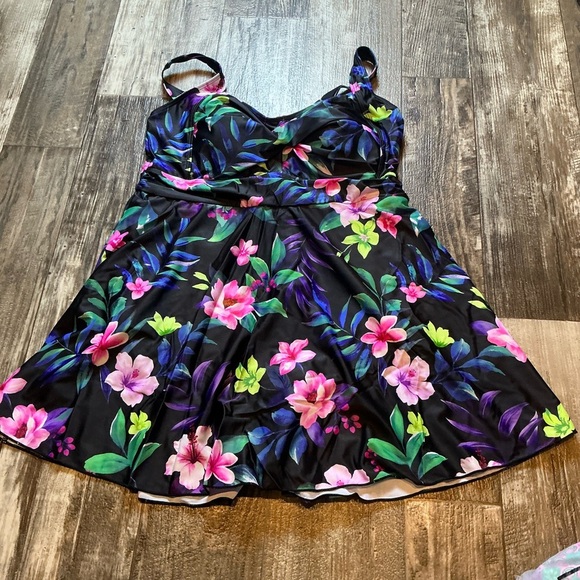 Floral One-Piece Swimsuit Size 16W - Picture 9 of 9